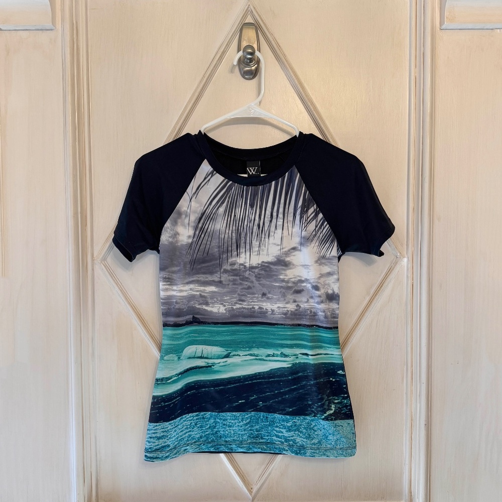 W Swim Realistic Beach Graphic Short Sleeve Swim Shirt Medium